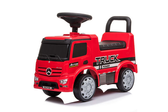 Tolocar Mercedes Benz
(Cu claxon auto, sunet de motor, lumini frontale și compartiment de depozitare sub scaun, 62,5 x 28,5 x 45 cm)
Art. 79747, 79730