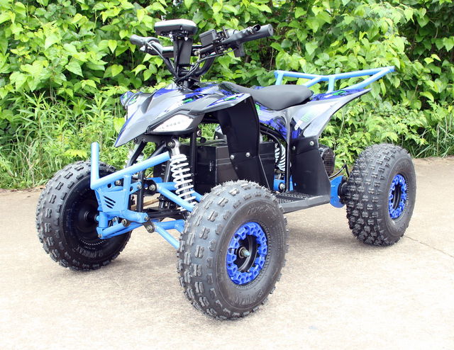 ATV electric 48V 1000W cu motor cu perii. Cadru din metal, roți gonflabile, acumulatori cu plumb-acid 48V 20Ah, faruri care luminează, sistem de alarmă, greutatea maximă suportată – 90 kg. Art. RTM53