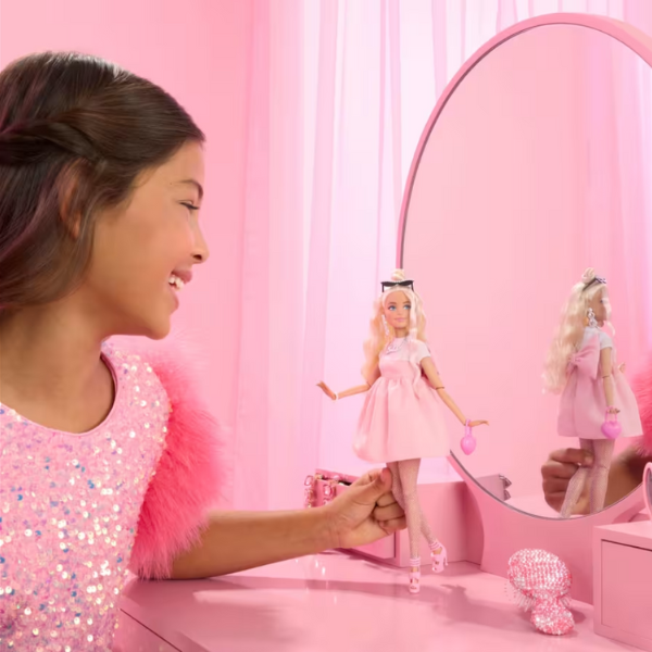 Păpușa Barbie „Fashionistă în rochie roz pastel” HYV27 (mg)