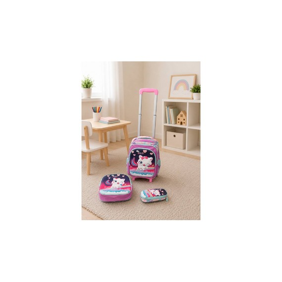 Set școlar asortat, format din ghiozdan cu roți și mâner telescopic, mini geantă frigorifică și penar. Colecția include imprimeuri pentru fete și băieți. D2510-2185
