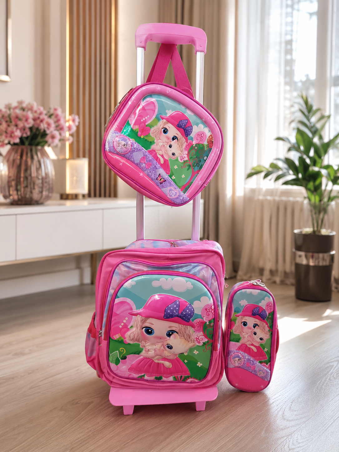 Set pentru școală, format din ghiozdan cu mâner telescopic și roți, mini geantă frigorifică și penar asortat. Disponibil designuri pentru băieți și fete. D2510-2183