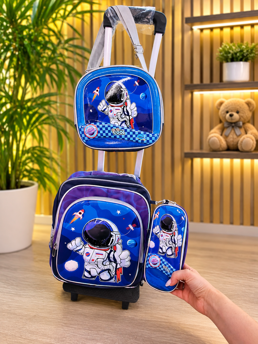 Set pentru școală, format din ghiozdan cu mâner telescopic și roți, mini geantă frigorifică și penar asortat. Disponibil designuri pentru băieți și fete. D2510-2183