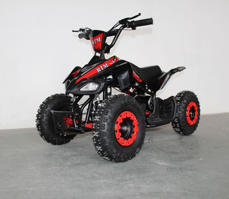 ATV electric 36V 1000W cu motor cu perii. Cadru metalic, roți gonflabile, acumulatori cu plumb-acid 36V 12Ah, faruri funcționale, sistem de alarmă. Greutate maximă suportată: 90 kg. Articol RTM52