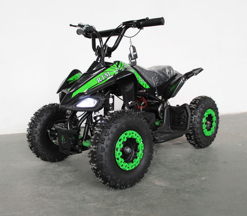 ATV electric 36V 1000W cu motor cu perii. Cadru metalic, roți gonflabile, acumulatori cu plumb-acid 36V 12Ah, faruri funcționale, sistem de alarmă. Greutate maximă suportată: 90 kg. Articol RTM52