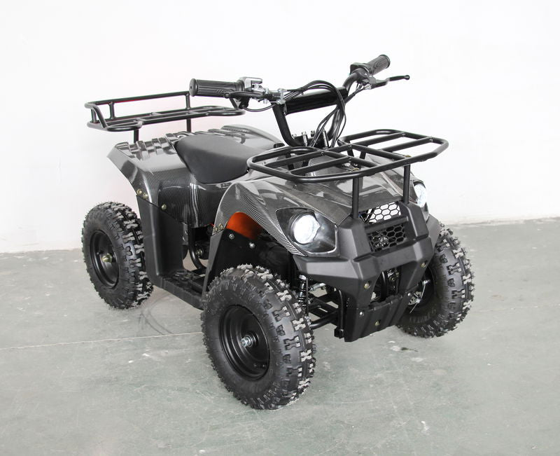 ATV electric 36V 1000W cu motor cu perii. Cadru metalic, roți gonflabile, acumulatori plumb-acid 36V 12Ah, faruri luminoase, sistem de alarmă, greutatea maximă suportată – 90 kg. Articol RTM56