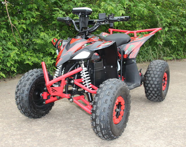 ATV electric 48V 1000W cu motor cu perii. Cadru din metal, roți gonflabile, acumulatori cu plumb-acid 48V 20Ah, faruri care luminează, sistem de alarmă, greutatea maximă suportată – 90 kg. Art. RTM53