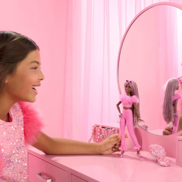 Păpușa Barbie „Fashionistă într-un costum roz”